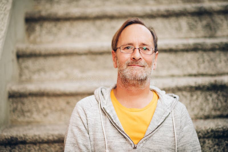 Portrait extérieur d'homme de 50 ans photos libres de droits