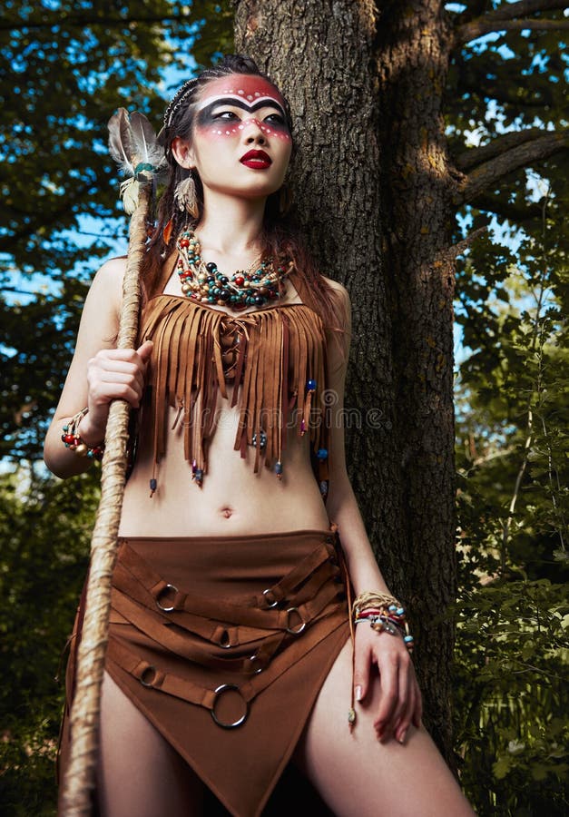 Portrait extérieur d'un joli jeune médecin sorcier de la honte avec du personnel De belles sorcières de shaman se trouvent à l'ar image libre de droits Portrait extérieur d'un joli jeune médecin sorcier de la honte avec du personnel De belles sorcières de shaman se trouvent à l'ar image libre de droits