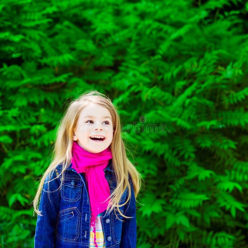 Portrait extérieur d'une petite fille blonde riante adorable photo stock Portrait extérieur d'une petite fille blonde riante adorable photo stock