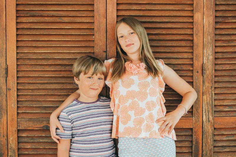 Portrait extérieur d'été de deux enfants drôles photographie stock Portrait extérieur d'été de deux enfants drôles photographie stock