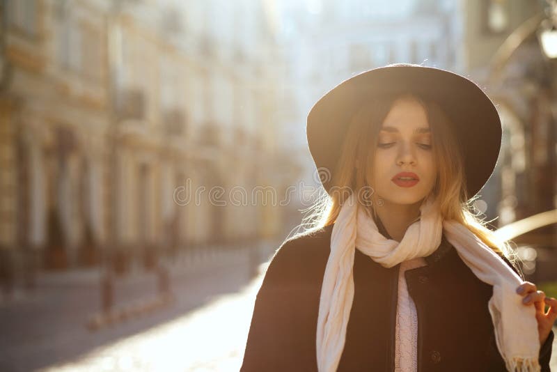 Portrait extérieur de chapeau de port de fille blonde à la mode, écharpe a photos libres de droits Portrait extérieur de chapeau de port de fille blonde à la mode, écharpe a photos libres de droits