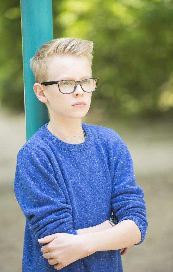 Portrait extérieur de garçon sûr d'adolescent photographie stock Portrait extérieur de garçon sûr d'adolescent photographie stock