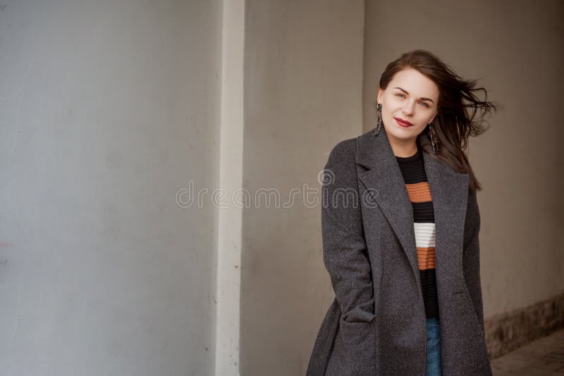 Portrait extérieur de mode de la belle fille à la mode posant dans la rue, copie, l'espace vide photos stock Portrait extérieur de mode de la belle fille à la mode posant dans la rue, copie, l'espace vide photos stock