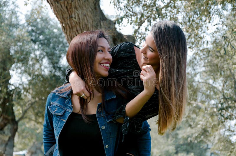 Portrait extérieur de mode de vie de deux meilleurs amis photographie stock Portrait extérieur de mode de vie de deux meilleurs amis photographie stock