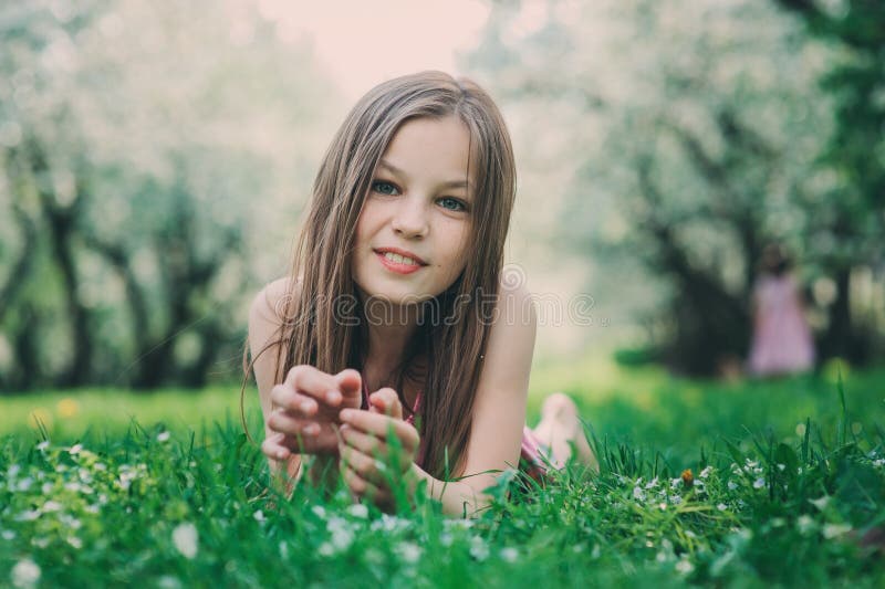 Portrait extérieur de plan rapproché de ressort des 11 années adorables de fille de la préadolescence d'enfant image libre de droits Portrait extérieur de plan rapproché de ressort des 11 années adorables de fille de la préadolescence d'enfant image libre de droits