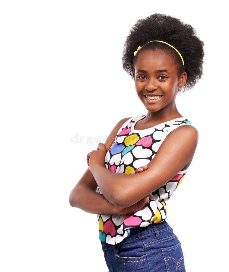 Moda portret și copiii cu brațele unei fete negre încrucișate în studioul izolat pe fond alb. zâmbește tinerilor și royalty free stock photography