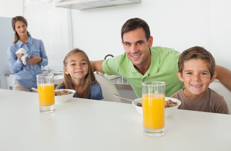 https://thumbs.dreamstime.com/b/portrait-father-his-children-having-breakfast-mother-looking-them-background-32511194.jpg