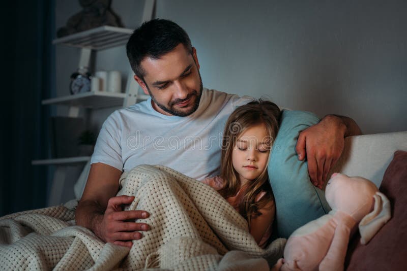 Father sleep daughter. Папа навестил дочь в спальне.