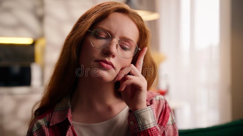 Portrait femme caucasienne sérieuse à l'intérieur femme à la recherche de solution créer une décision intelligente difficulté à pe banque de vidéos