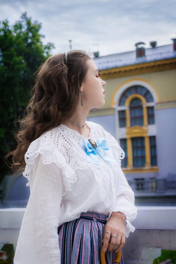 Portrait femme en vêtements vintage sur terrasse de manoir photo stock