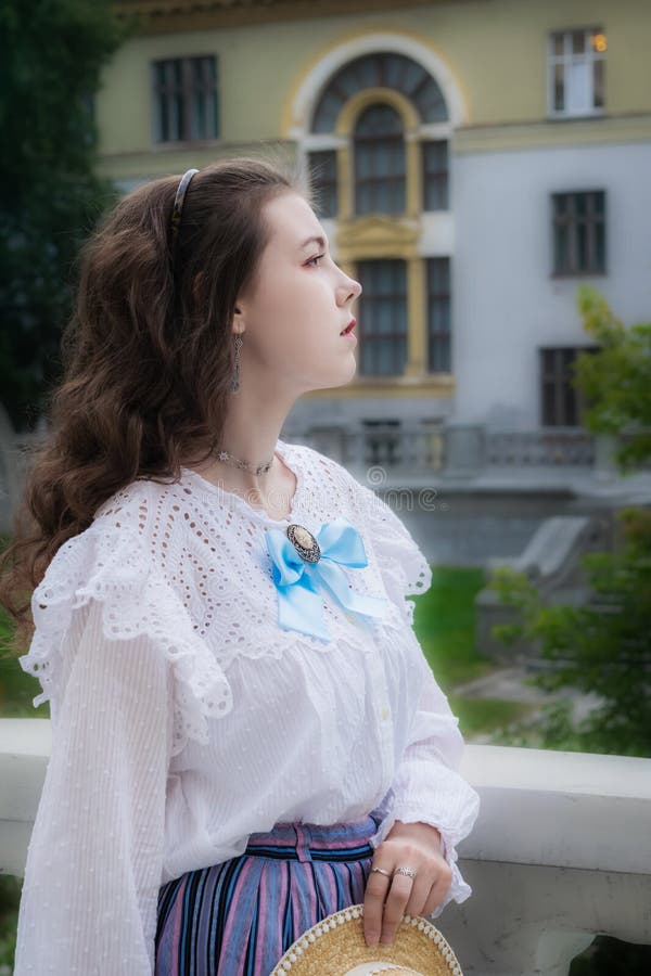 Portrait femme en vêtements vintage sur terrasse de manoir image libre de droits
