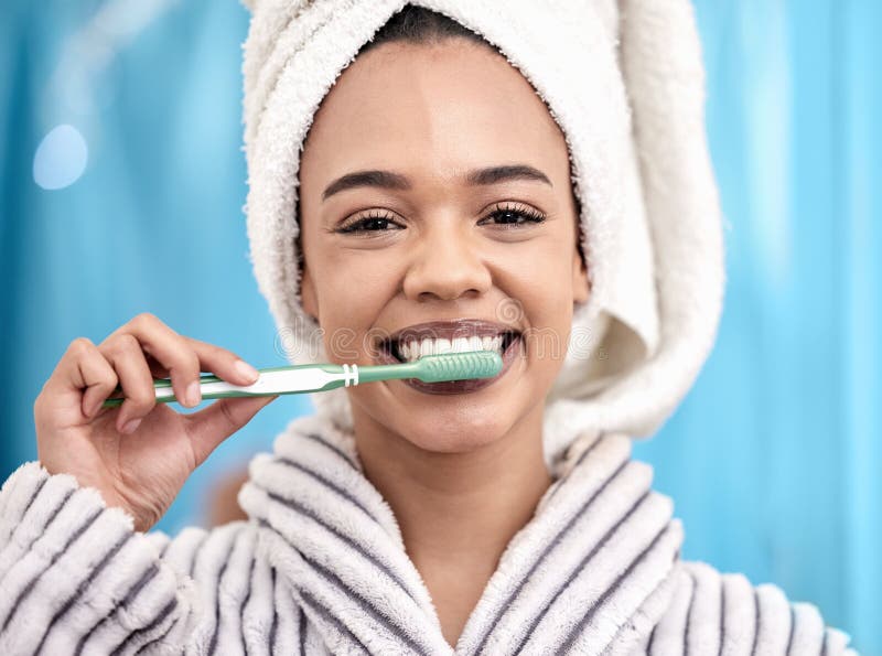 Portrait femme et brossage des dents dans la salle de bain pour le bien-être avec la routine matinale de santé dentaire et brosse image stock
