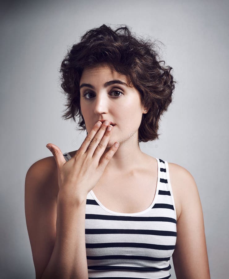 Portrait femme et main couvrant la bouche pour wow drame et histoire comme secret d'annonce et omg. commérage féminin photographie stock libre de droits