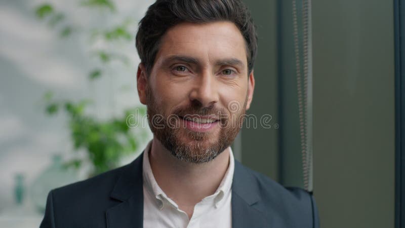Portrait fermer Caucasian middleaged business man regarder la fenêtre dans le bureau regarder la caméra sourire adulte homme d'aff banque de vidéos