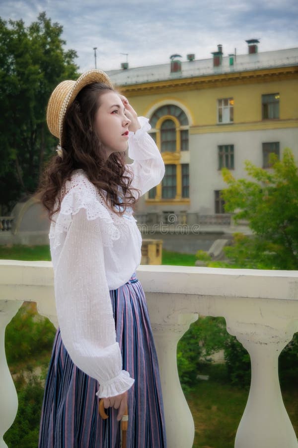 Portrait fille en vêtements vintage sur terrasse de manoir photo stock