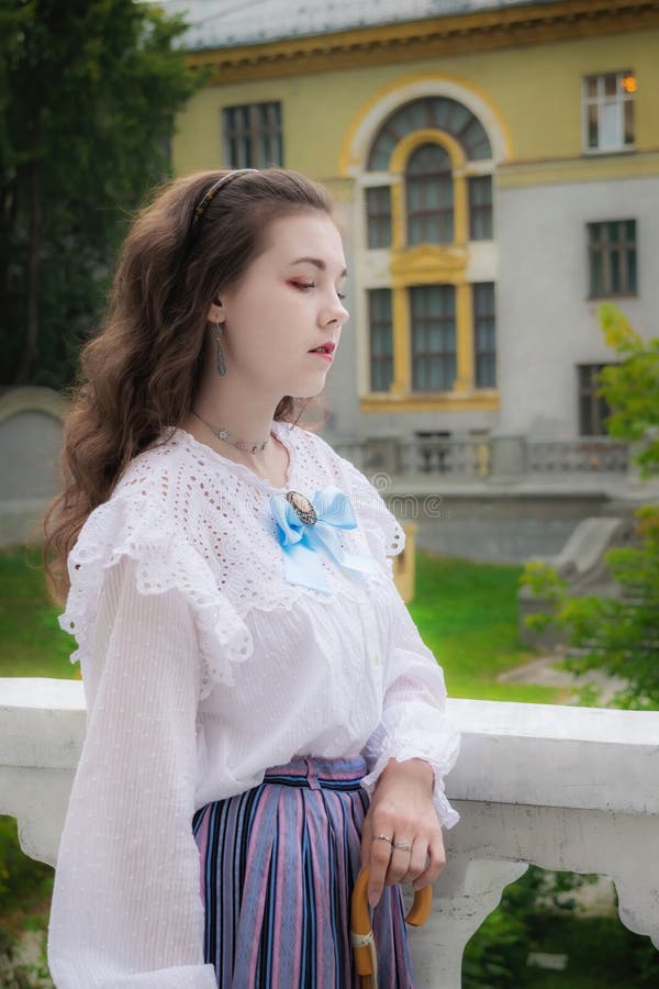 Portrait fille en vêtements vintage sur terrasse de manoir photo libre de droits