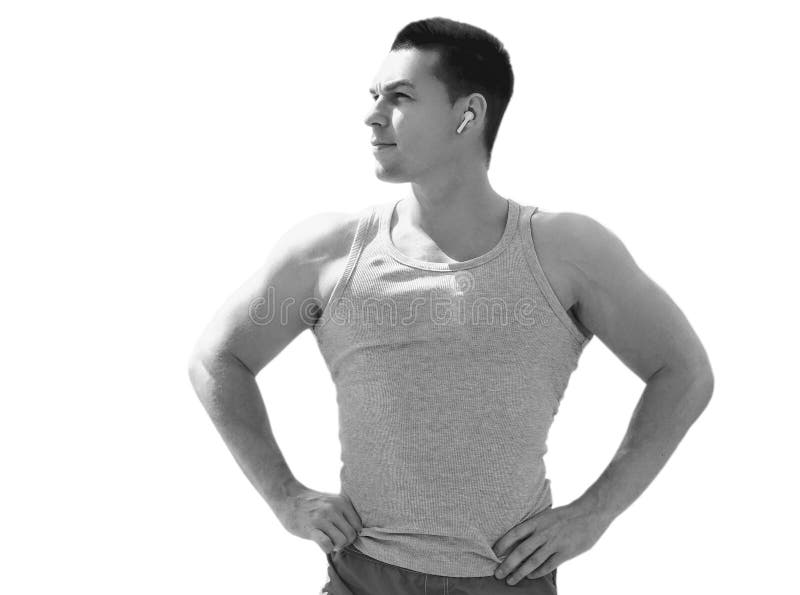 Portrait forte atleta con cuffie che ascoltano musica fitness modello maschile isolato su fondo bianco
