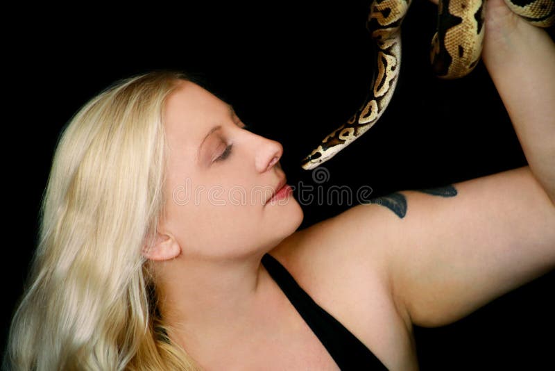 Держать змею в руках. Девушка держит змею в руках. Танцующая женщина с удавом. Девушка держит змею на шее. Женщина с питоном ковер.