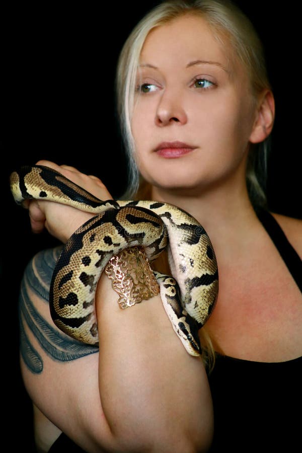 Держать змею в руках. Женщина с питоном. Рука держит змею. Девушка держит змею в руках.