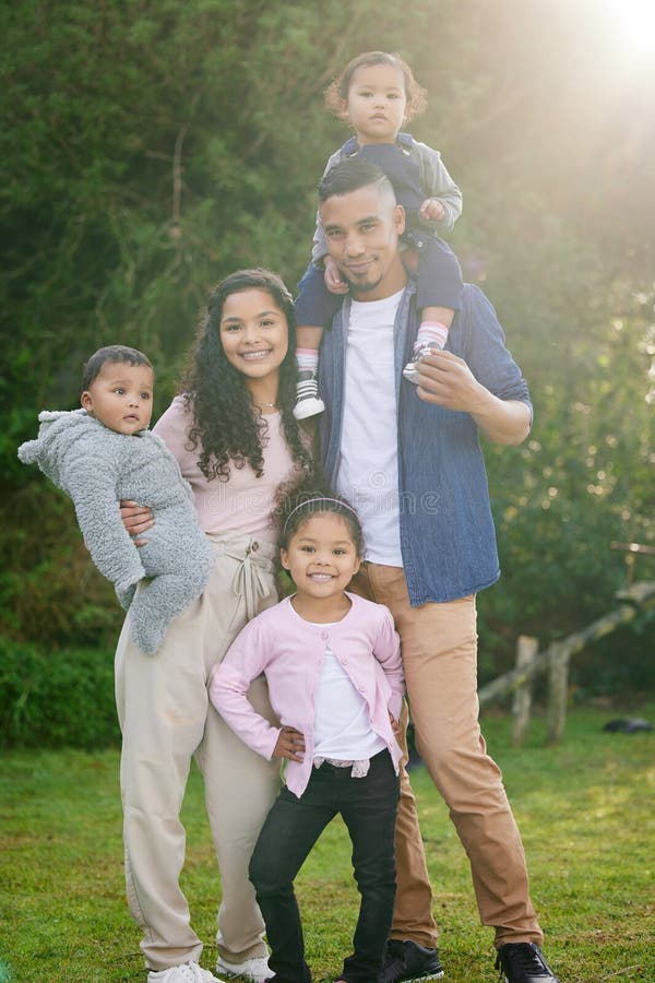 Portrait glückliche Familie und Eltern draußen mit Kindern im Urlaub oder Urlaub im Garten zusammen. Mutter und stockbilder