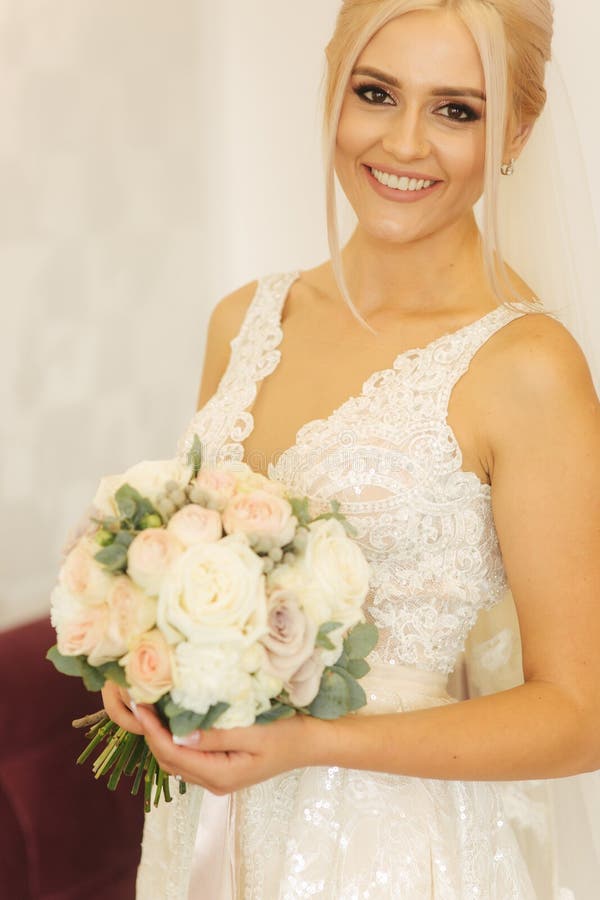 Portrait of Gorgeous Bride at Home. Charming Woman with Bouquet ...