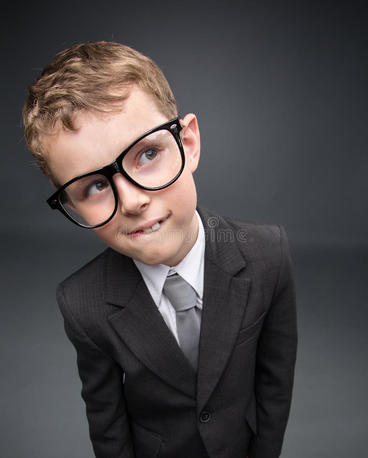 Portrait grand-angulaire de petits hommes d'affaires songeurs photos stock