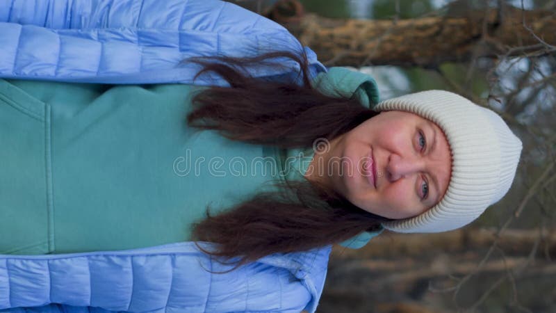 Portrait grave triste femme d'âge moyen réfléchie debout dans le parc d'hiver. banque de vidéos