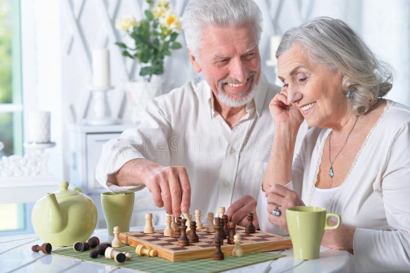 575 fotos de stock e banco de imagens de Old Couple Playing Chess