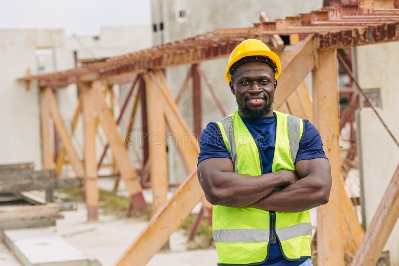 Portret: supraveghetor al inginerului negru și inteligent, zâmbitor, care lucrează în aer liber în industria de turnătorie din bet royalty free stock photos