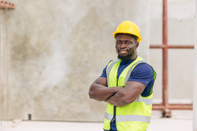 Portret: supraveghetor al inginerului negru și inteligent, zâmbitor, care lucrează în aer liber în industria de turnătorie din bet stock photo