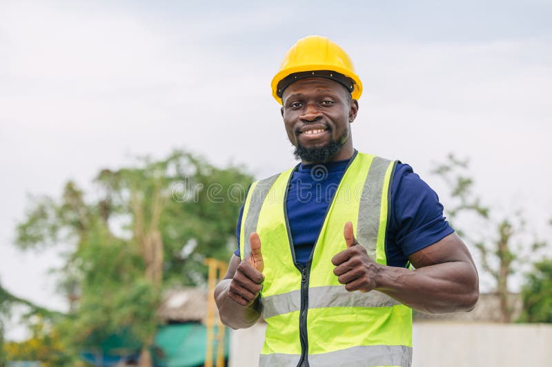 Portret fericit zâmbet african negru inteligent inginer șef inginer negru inteligent care lucrează în exterior stock images