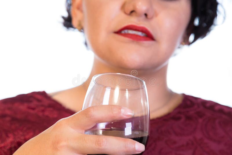 Portrait haut proche de la femme latine sensuel sentir le vin rouge Vue de face de fille avec un verre de vin rouge à côté du vis images libres de droits