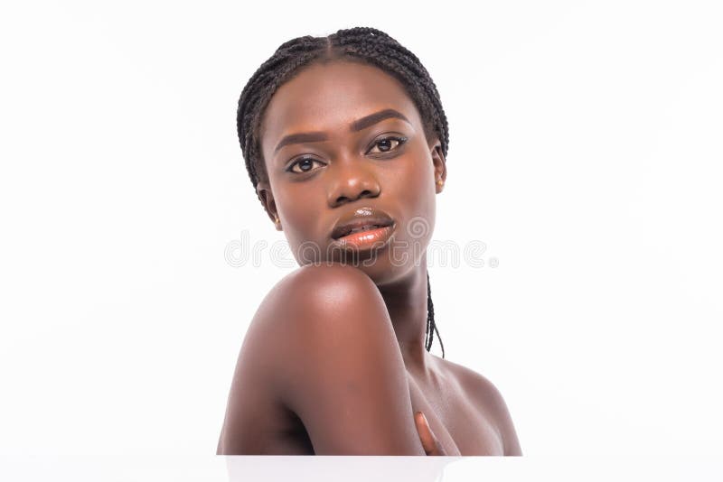 Portrait haut étroit de beauté d'une belle moitié africaine de femme nue appliquant la crème de visage et regardant loin d'isolem photo libre de droits Portrait haut étroit de beauté d'une belle moitié africaine de femme nue appliquant la crème de visage et regardant loin d'isolem photo libre de droits