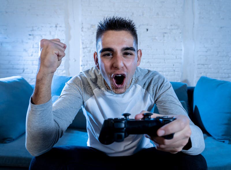 Portrait haut étroit du jeune homme ayant l'amusement jouant des jeux vidéo Dans les loisirs et le concept de dépendance de jeu photos libres de droits Portrait haut étroit du jeune homme ayant l'amusement jouant des jeux vidéo Dans les loisirs et le concept de dépendance de jeu photos libres de droits