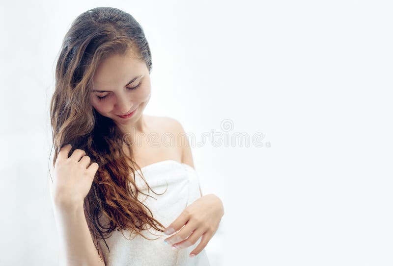 Portrait humide de femme de cheveux, concept sain de soins de la peau de cheveux de beauté, beau modèle avec les cheveux humides photographie stock Portrait humide de femme de cheveux, concept sain de soins de la peau de cheveux de beauté, beau modèle avec les cheveux humides photographie stock