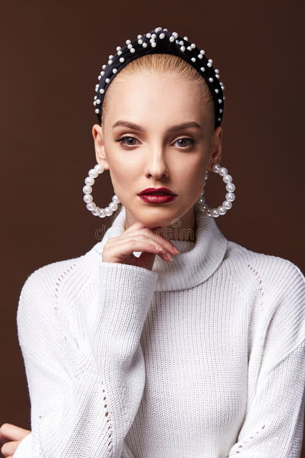 Portrait hübsche Mode Schönheitsmodell blond Kopfband Accessoire Haar Stil schöne sexy Frau perfekte Kosmetik Mascara stockfoto Portrait hübsche Mode Schönheitsmodell blond Kopfband Accessoire Haar Stil schöne sexy Frau perfekte Kosmetik Mascara stockfoto