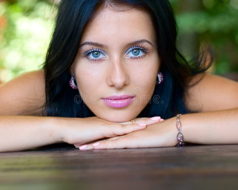 Portrait hübsches Brunettemädchen lizenzfreie stockbilder
