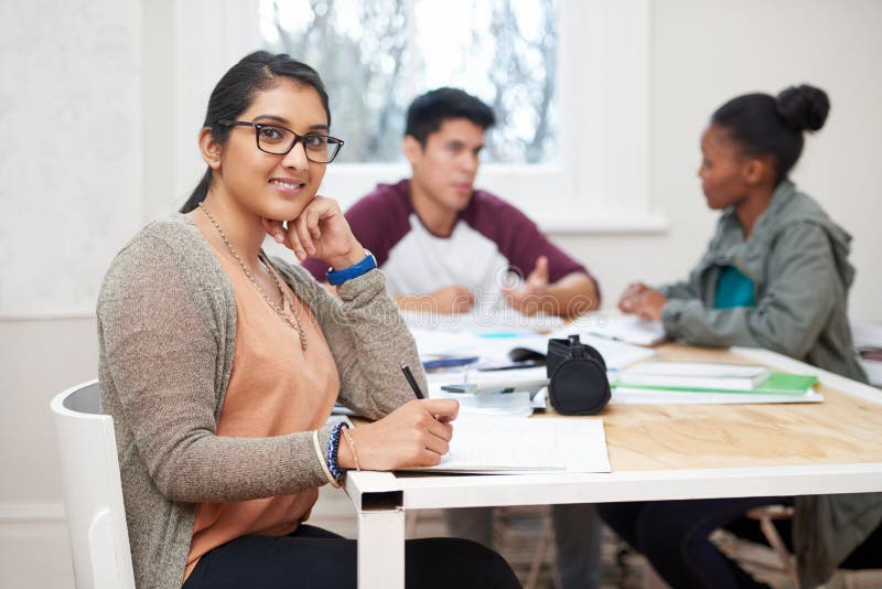 Portrait indian fille et étudiante avec carnet en classe apprentissage et lunettes pour vision au lycée. fier photographie stock