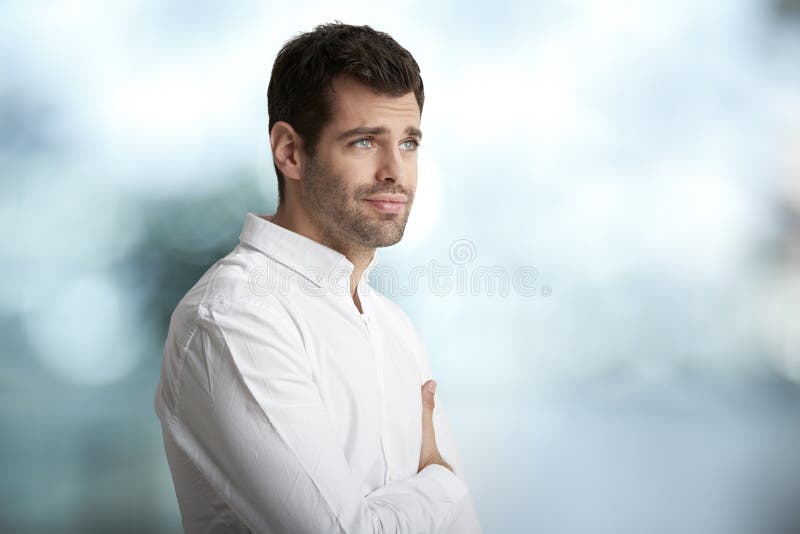 Portrait inquiété de jeune homme photographie stock libre de droits Portrait inquiété de jeune homme photographie stock libre de droits