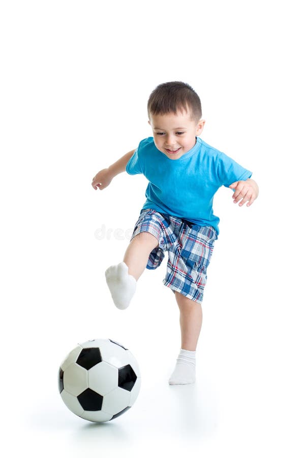 Portrait intégral de garçon d'enfant jouant avec du ballon de football d'isolement sur le fond blanc photo stock Portrait intégral de garçon d'enfant jouant avec du ballon de football d'isolement sur le fond blanc photo stock