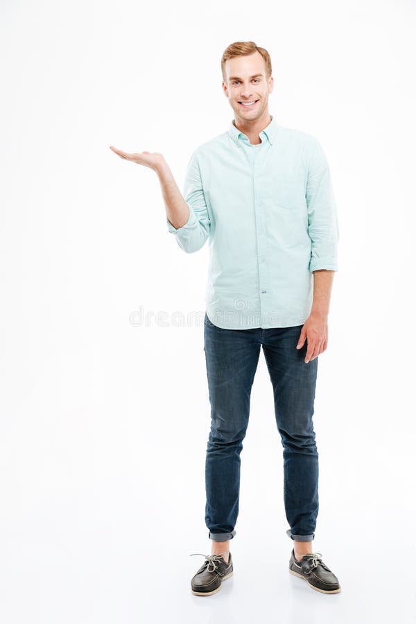 Portrait intégral de l'homme tenant le copyspace sur la paume image stock