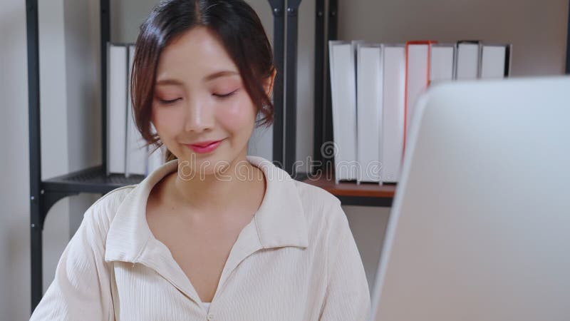 Portrait jeune asiatique femme d'affaires prendre une pause après surtravaillé avec bras et main tendus. banque de vidéos