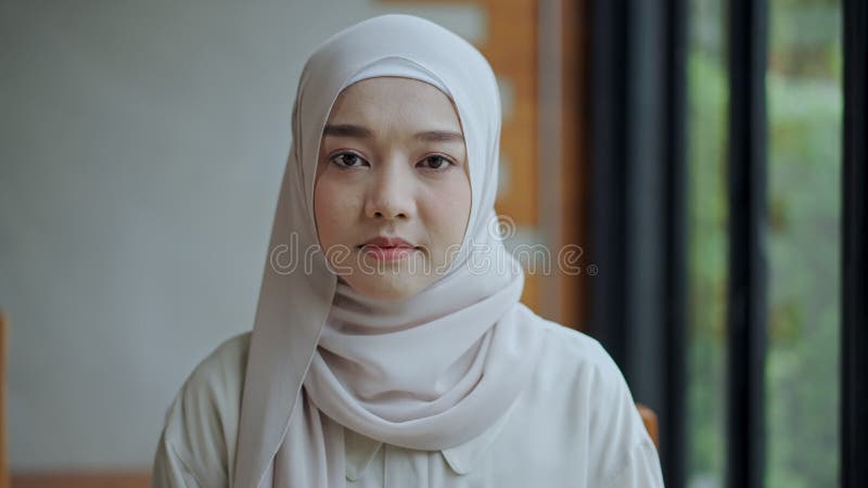 Portrait jeune belle musulmane portant le hijab clips vidéos