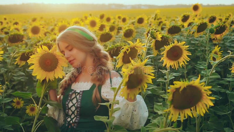 Portrait jeune femme authentique. robe vintage verte de champ jaune fleur d'été banque de vidéos