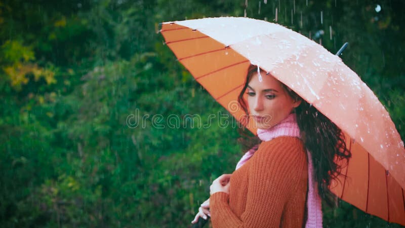 Portrait jeune femme avec parapluie debout dans la pluie gouttes d'eau coulent vers le bas. mauvais temps pluvieux printemps été a clips vidéos
