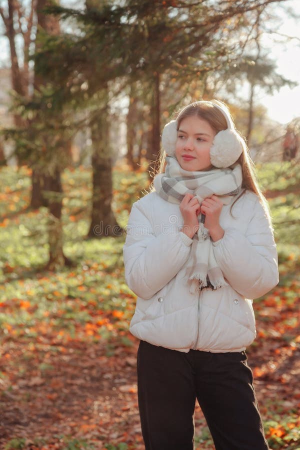 Portrait jeune fille regardant loin portant des vêtements de chute décontractés dans un parc naturel d'automne à l'extérieur images stock