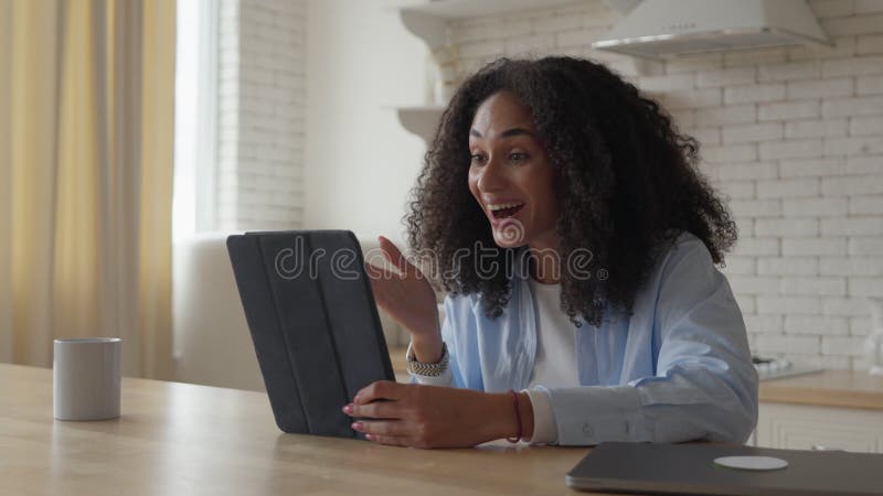 Portrait Joyeuse femme africaine tenant l'appareil de tablette d'ordinateur dans les mains clips vidéos