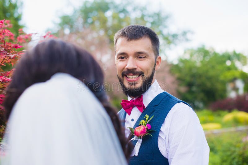 Portrait juste d'homme marié élégant bel photographie stock libre de droits Portrait juste d'homme marié élégant bel photographie stock libre de droits