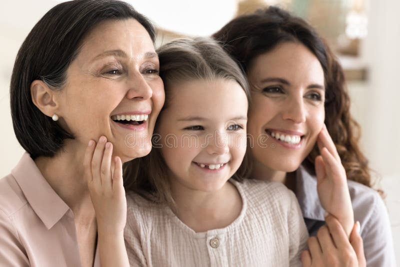 Portrait kleine Mädchen berühren Gesichter von Oma und Mutter schließen lizenzfreie stockfotografie