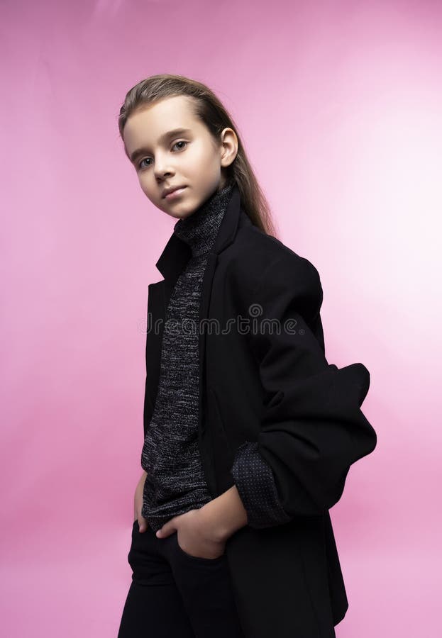 Portrait ? la mode de la belle fille de l'adolescence mignonne utilisant un col roul? gris, les jeans et la veste de blazer Fond photos stock Portrait ? la mode de la belle fille de l'adolescence mignonne utilisant un col roul? gris, les jeans et la veste de blazer Fond photos stock